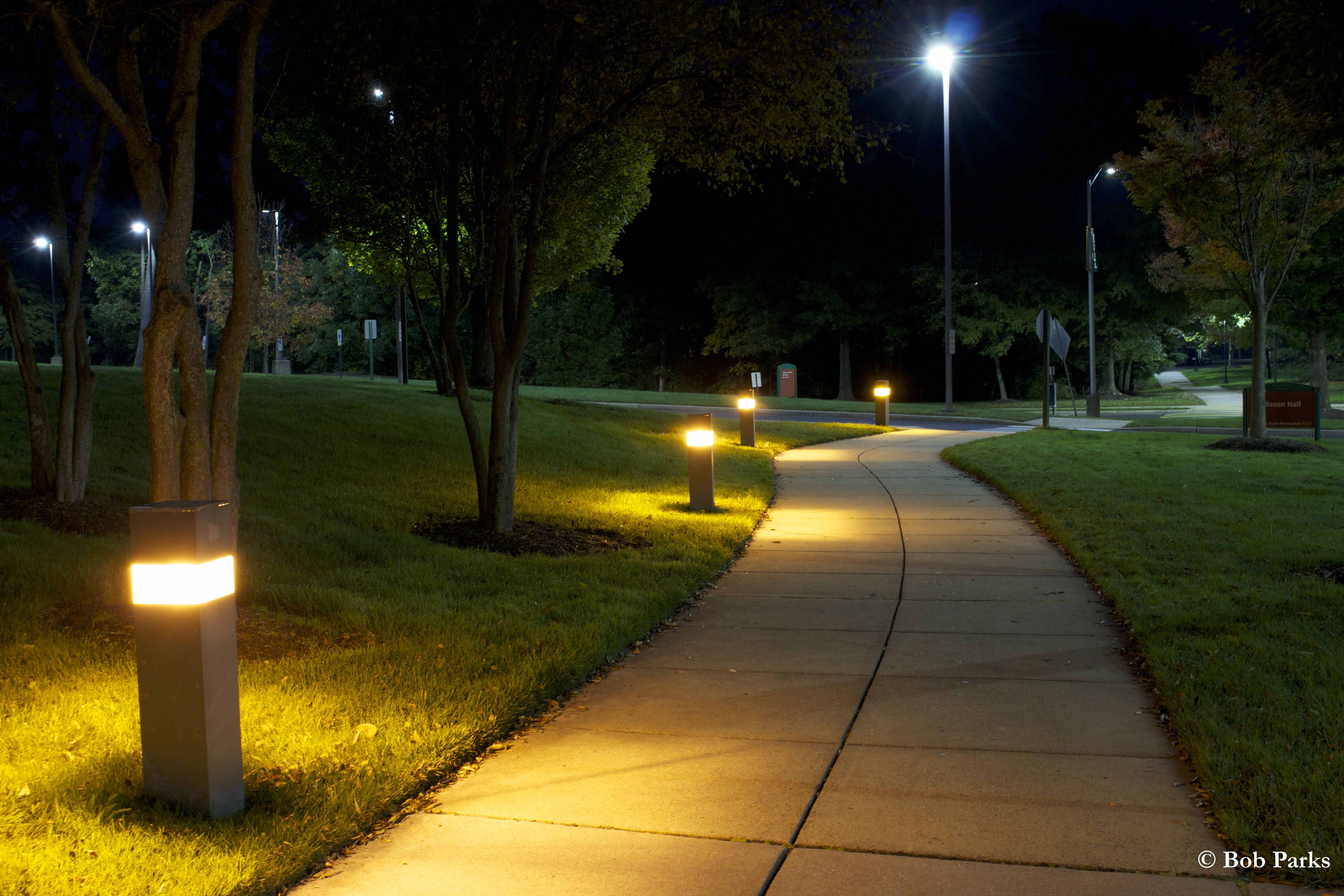 Свет в александровке. Парковое освещение. Уличное освещение в парках. Освещение парка. Освещение дорожек в парке.